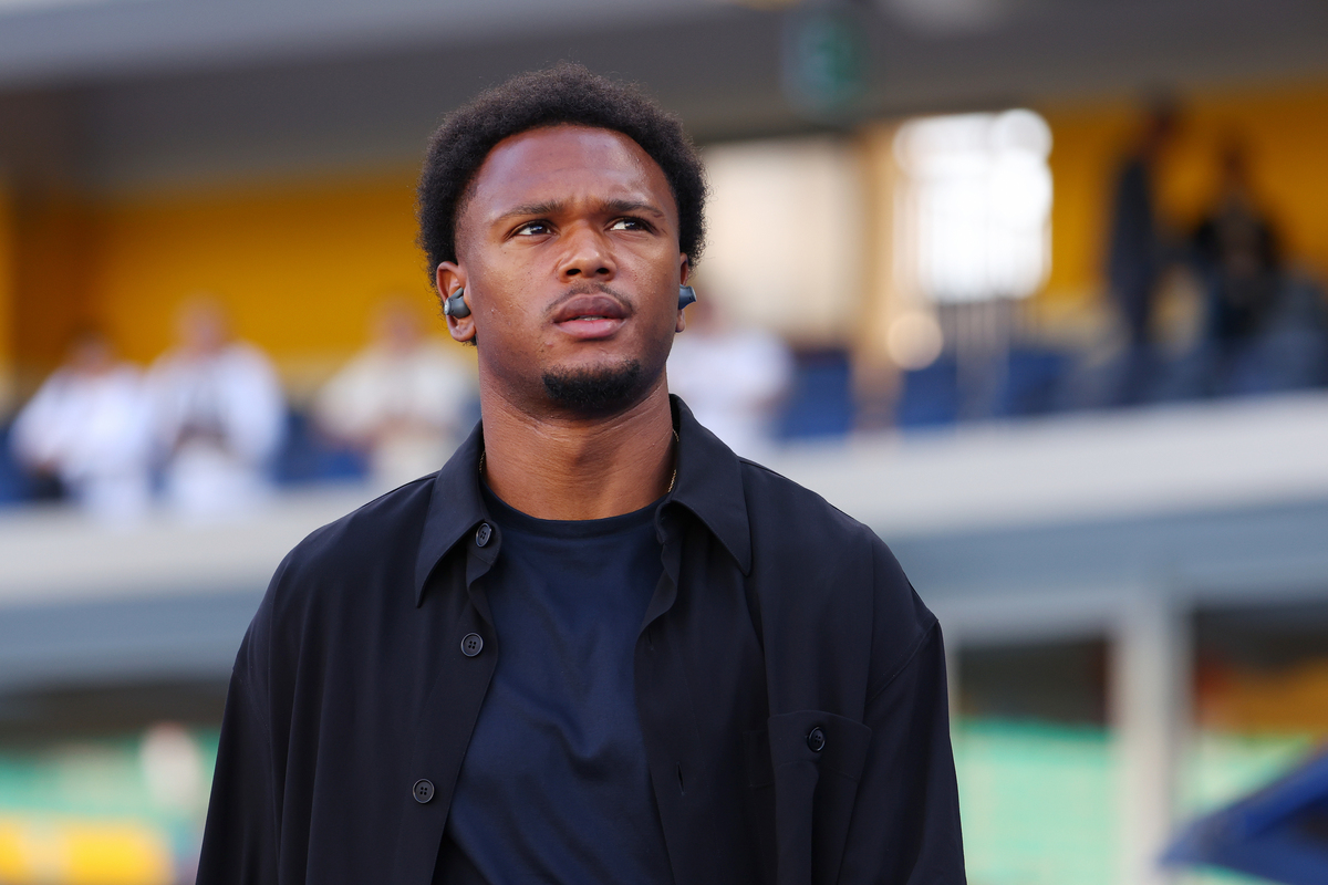 VERONA, ITALY - SEPTEMBER 20: Lois Openda of Juventus FC enters the pitch the Serie A match between Hellas Verona FC and Juventus FC at Stadio Marcantonio Bentegodi on September 20, 2025 in Verona, Italy. (Photo by Francesco Scaccianoce/Getty Images)