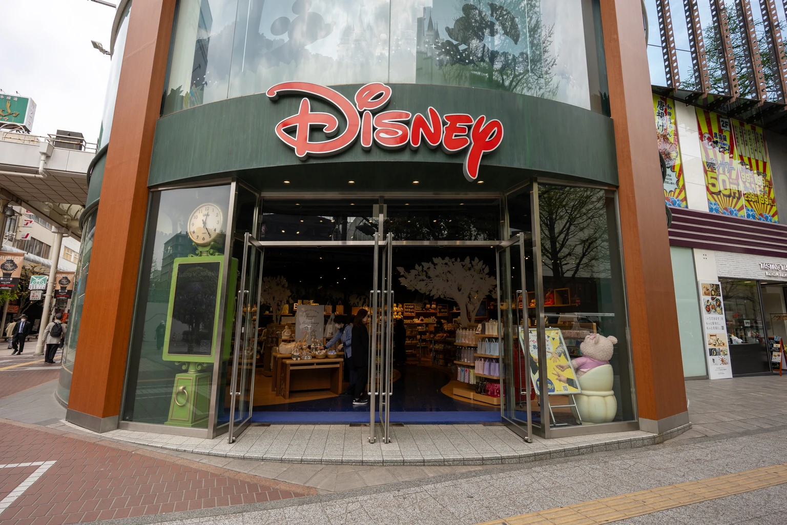 Disney: OpenAI Deal, Warner Bros. Acquisition, And The One Magical Metric