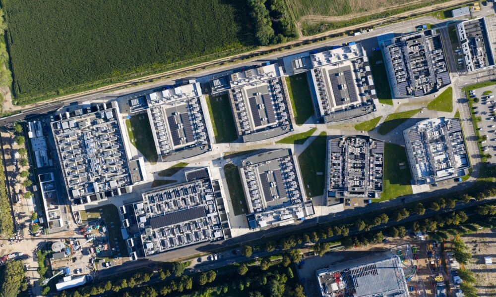 IREN Stock: Execution Risk Priced In While AI Revenue Scales (NASDAQ:IREN)