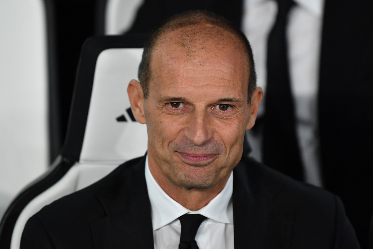 TURIN, ITALY - OCTOBER 05: AC Milan head coach Massimiliano Allegri looks on during the Serie A match between Juventus FC and AC Milan at Allianz Stadium on October 5, 2025 in Turin, Italy. (Photo by Valerio Pennicino/Getty Images)