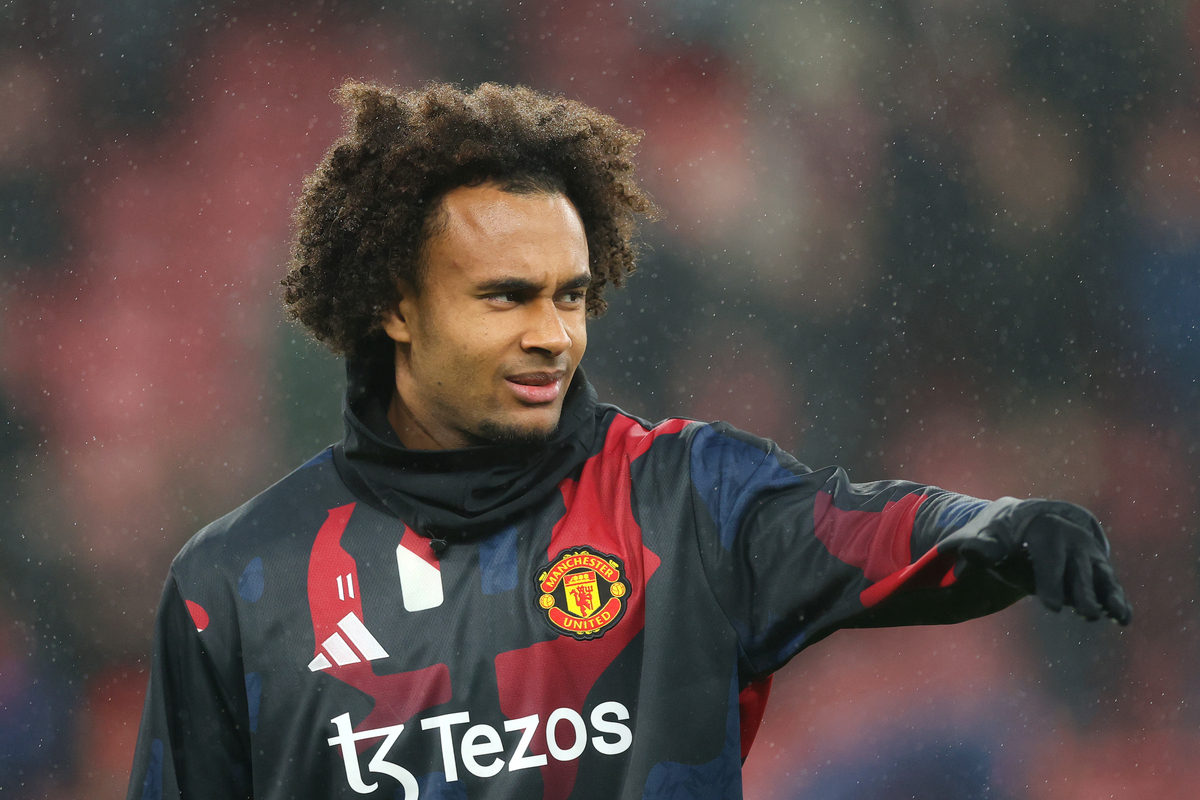 Juventus target Joshua Zirkzee of Manchester United gestures during the warm up prior to the Premier League match between Liverpool FC and Manchester United FC at Anfield on January 05, 2025 in Liverpool, England. (Photo by Carl Recine/Getty Images)
