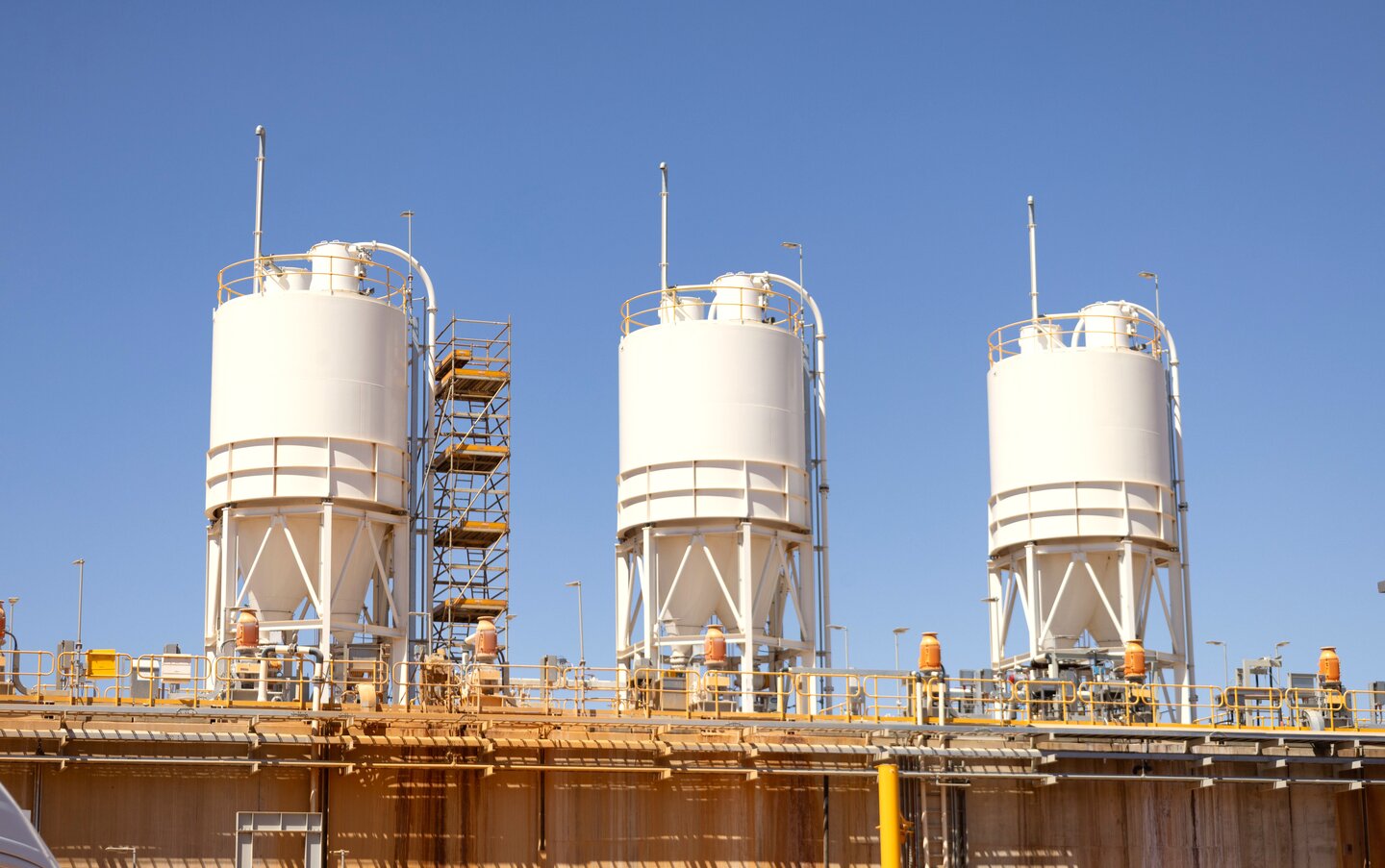 Grappling with gridlock on the fringe