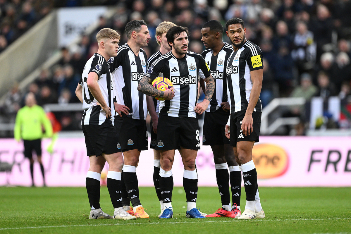 Newcastle players chat amongst themselves as Sandro Tonali prepares to take a free kick during the Premier League match between Newcastle United FC and Leicester City FC at St James