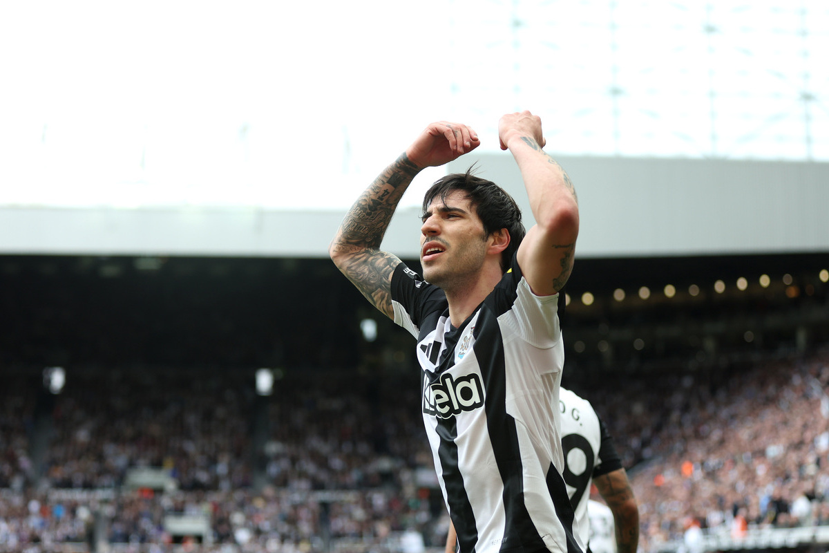 NEWCASTLE UPON TYNE, ENGLAND - APRIL 13: Sandro Tonali of Newcastle United celebrates scoring his team