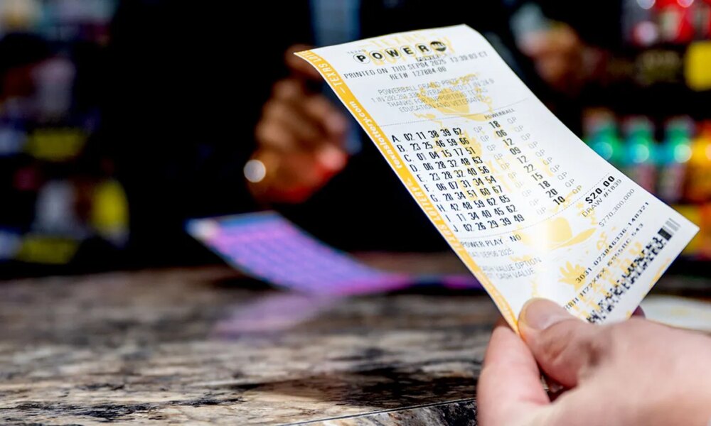 Powerball jackpot surges to $930 million after Monday drawing fails