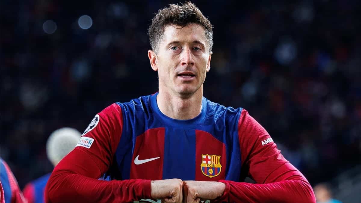 Lewandowski misses first penalty at new Camp Nou