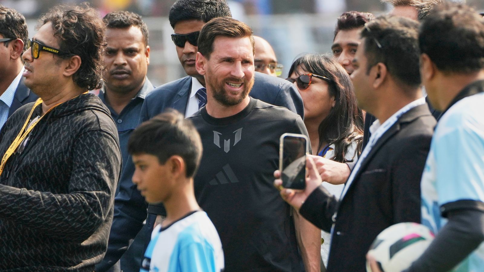 Lionel Messi fans cause chaos as star visits Kolkata stadium on first day of India tour | World News