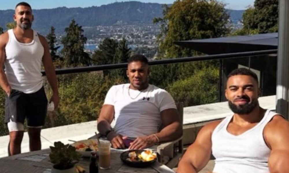 (L-R) Sina Ghami, Anthony Joshua and and Latif Ayodele. Pic: Mauricio Sulaiman