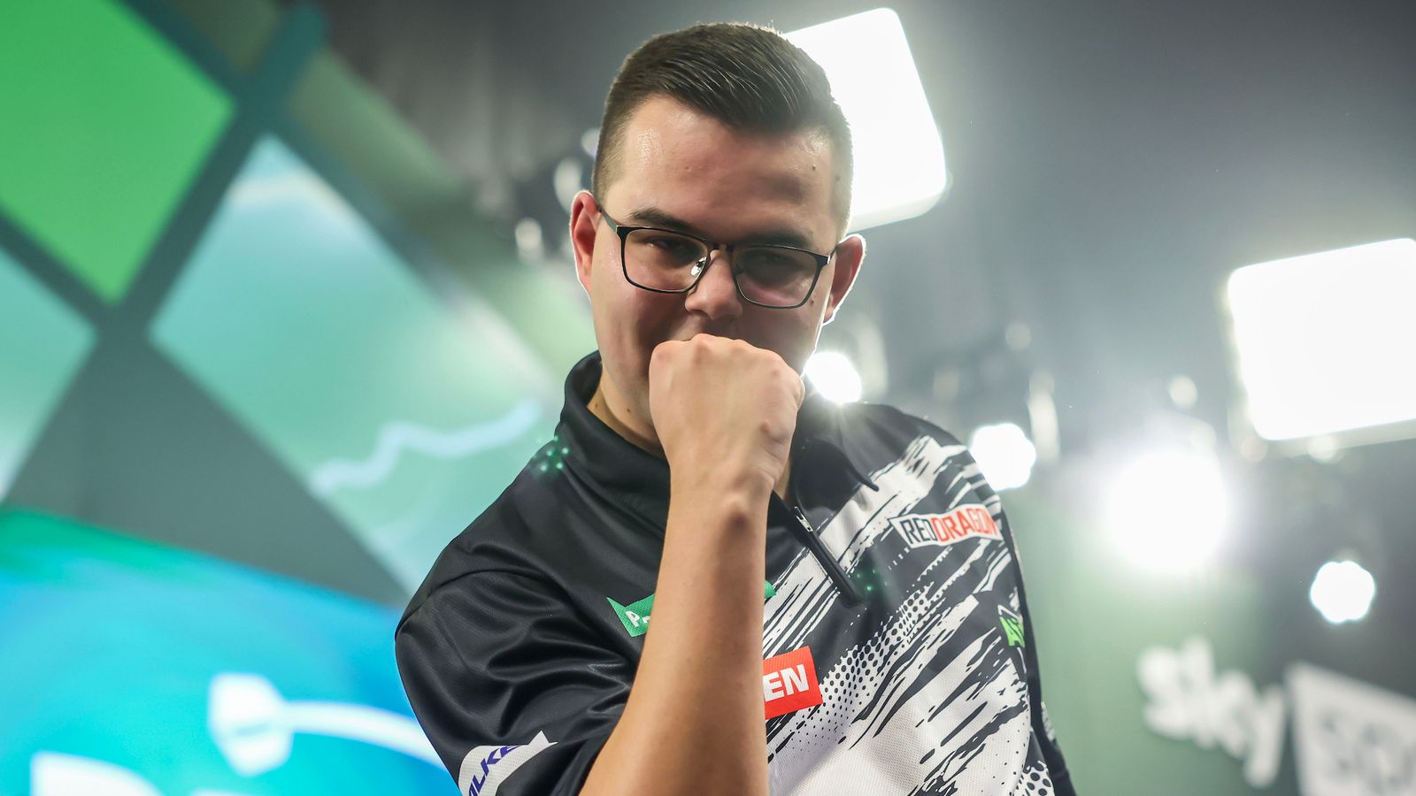 World Darts Championship 2026: Gian van Veen, Ricky Evans and Damon Heta progress as seed Ross Smith knocked out | Darts News