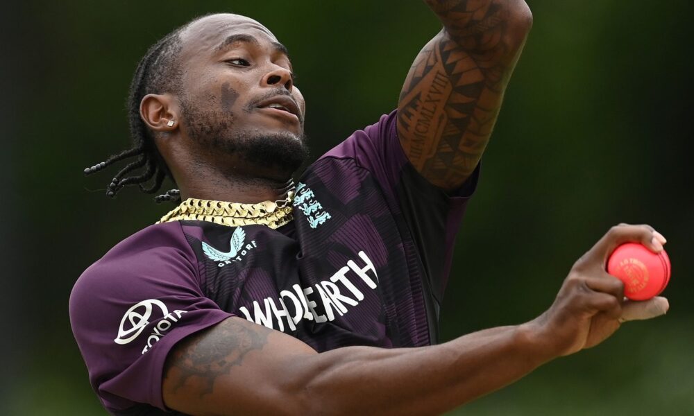 England fadt bowler Jofra Archer trains with the pink ball ahead of the second Ashes Test in Brisbane (Getty Images)
