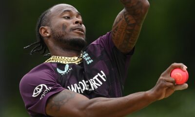 England fadt bowler Jofra Archer trains with the pink ball ahead of the second Ashes Test in Brisbane (Getty Images)