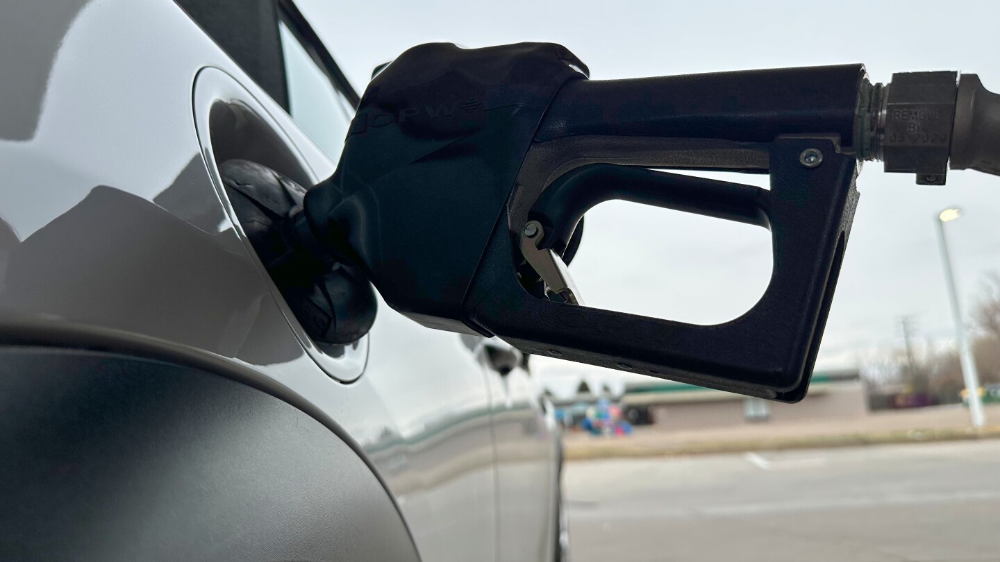 US drivers are seeing lower gas prices this holiday season