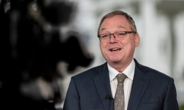 Hassett says Federal Reserve can reject Trump's views if he is chair