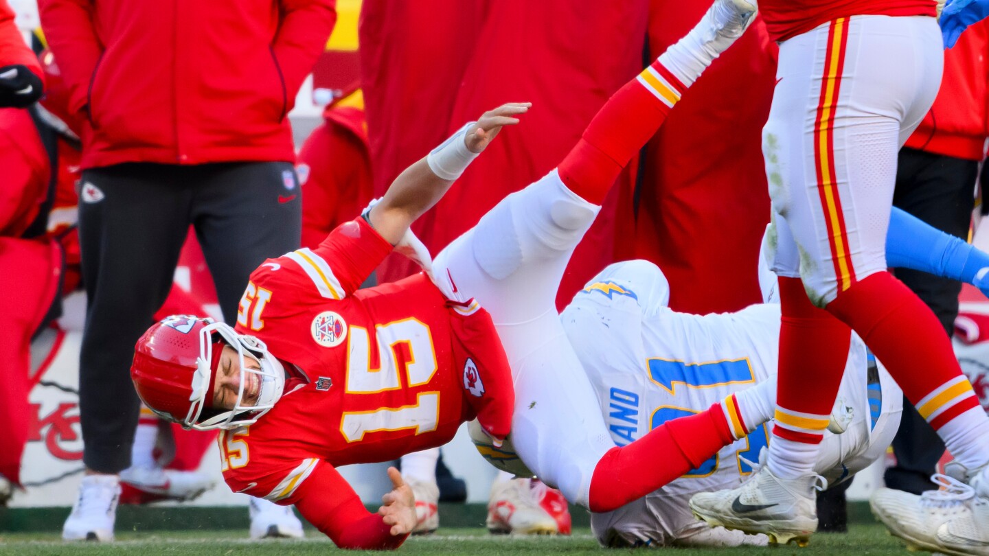 Mahomes tears ACL as Chargers eliminate Chiefs from playoff contention with 16-13 victory