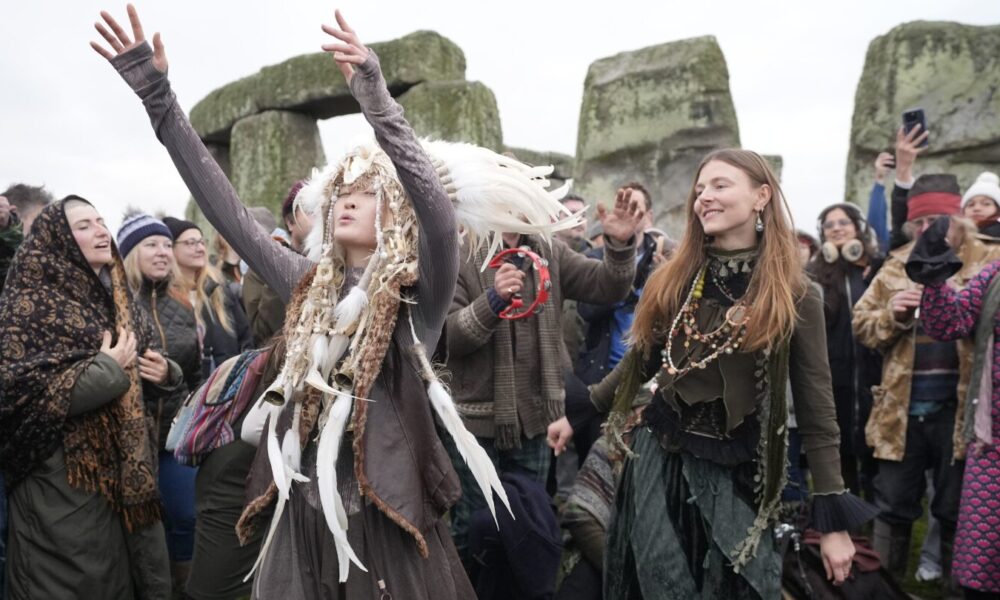 Thousands cheer as the sun rises on winter solstice at Stonehenge