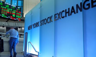 Wall Street loses ground following mixed data on the economy