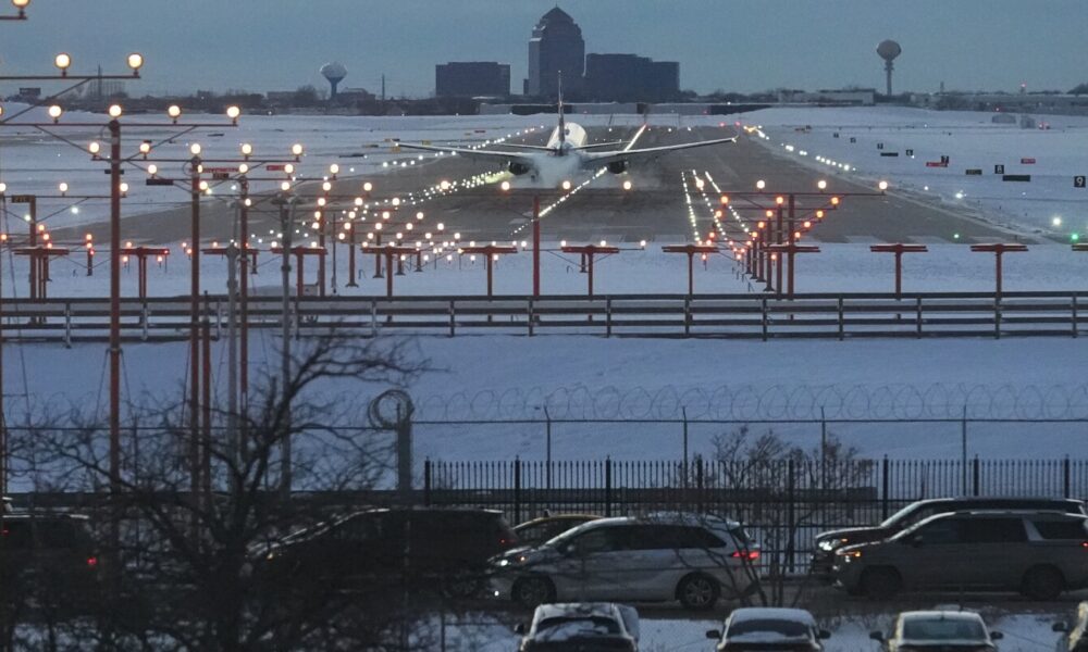 At least 1,500 flights canceled as snow hits Northeast during holidays