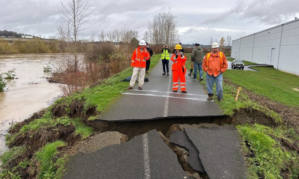 Breach in levee south of Seattle prompts evacuation order and flood warning