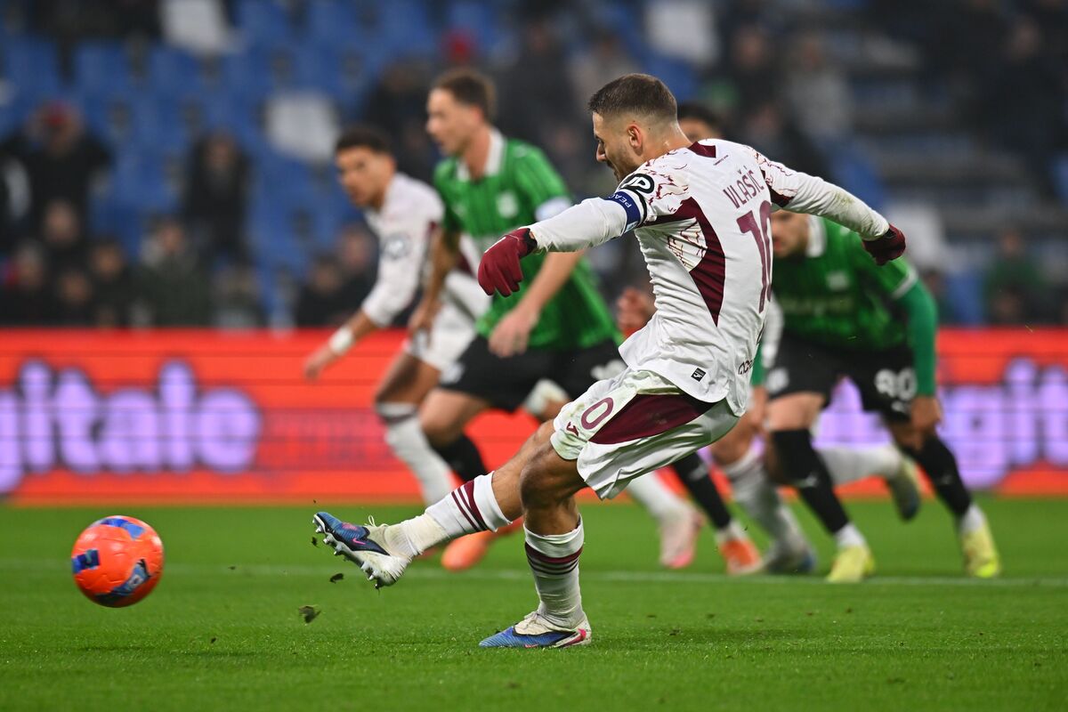 SASSUOLO, ITALY - DECEMBER 21: Nikola Vlasic of Torino FC scores the opening goal during the Serie A match between US Sassuolo Calcio and Torino FC at Mapei Stadium Citta del Tricolore on December 21, 2025 in Sassuolo, Italy. (Photo by Alessandro Sabattini/Getty Images)