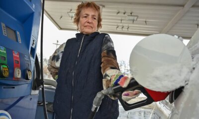 Gas prices fall to $2.89 nationwide during busy holiday travel season