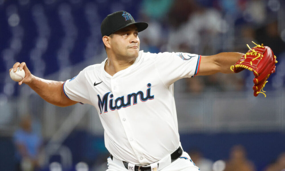 KBO League's LG Twins Re-Sign Yonny Chirinos, Austin Dean