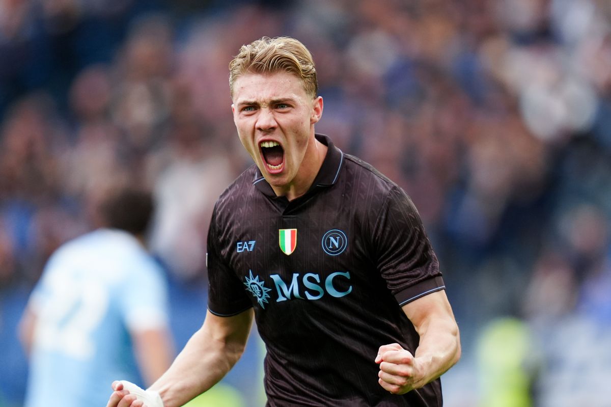 Rasmus Hojlund of SSC Napoli celebrates after Leonardo Spinazzola scored first goal during the serie Serie A Enilive match between SS Lazio and SSC Napoli at Olimpico on January 4, 2026 in Rome, Italy  (Photo by Giuseppe Maffia/NurPhoto via Getty Images)