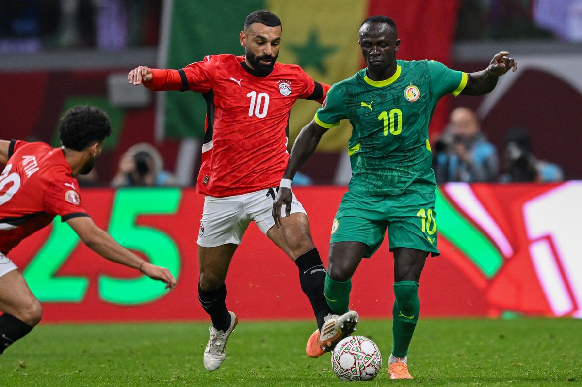Mohamed Salah and Senegal's forward #10 Sadio Mane