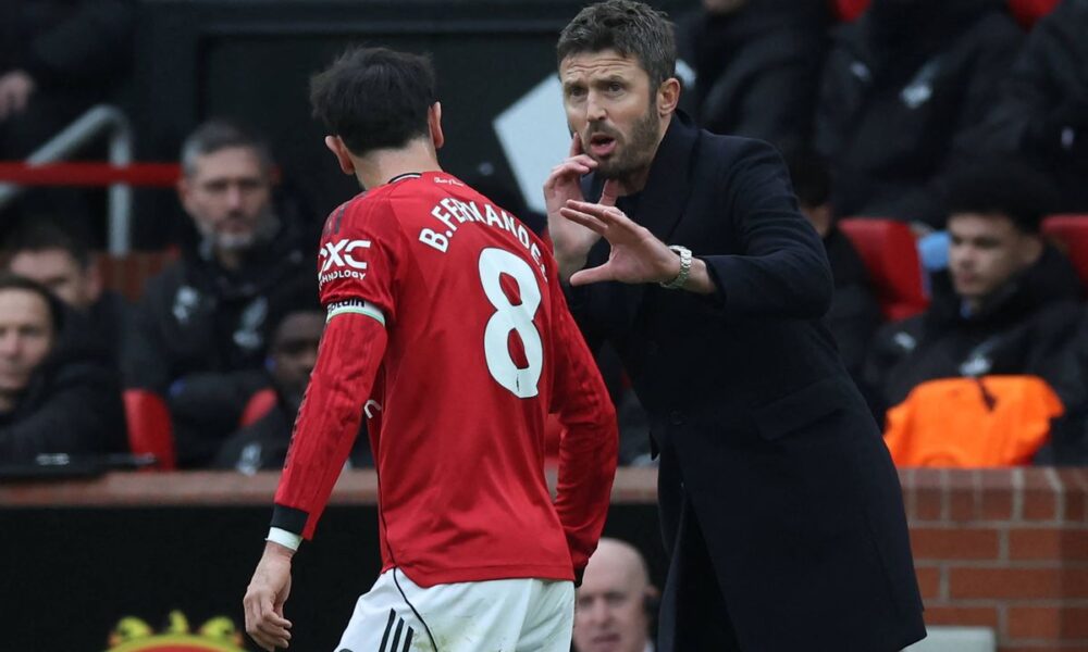 Manchester United's English Interim head coach Michael Carrick speaks with Manchester United's Portuguese midfielder #08 Bruno Fernandes during the English Premier League football match between Manchester United and Manchester City at Old Trafford in Manchester, north west England, on January 17, 2026