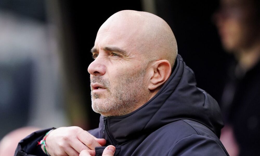 Enzo Maresca zips up his jacket.