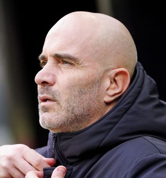 Enzo Maresca zips up his jacket.