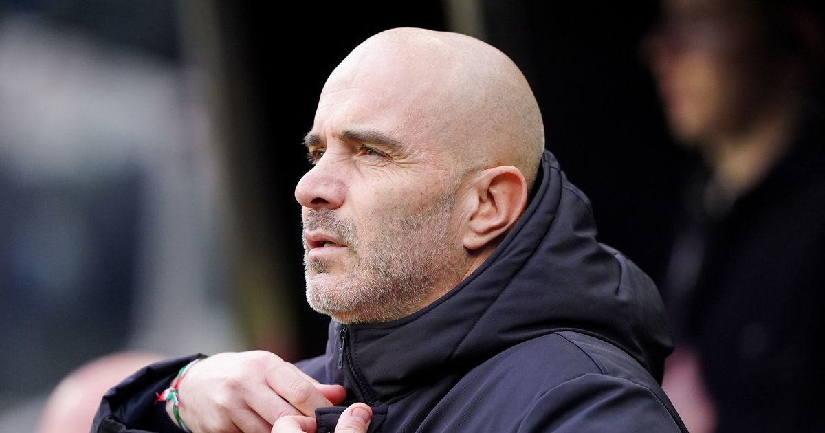 Enzo Maresca zips up his jacket.