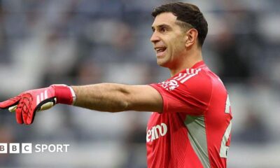 Emiliano Martinez holds out his arm