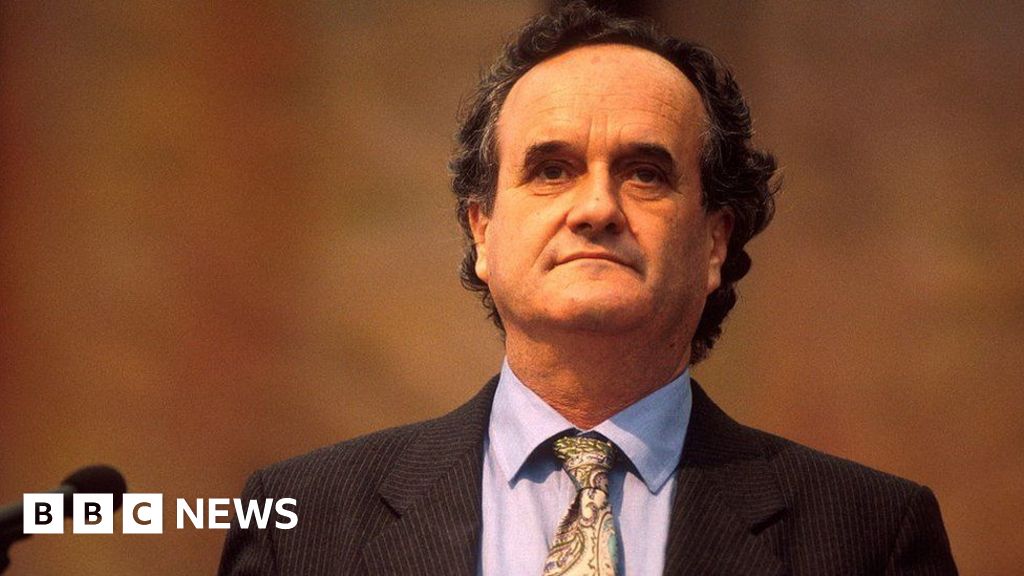 Mark Tully, the BBC's 'voice of India', dies aged 90
