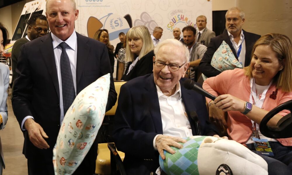 Berkshire's Buffett was still hunting massive deal in last days as CEO
