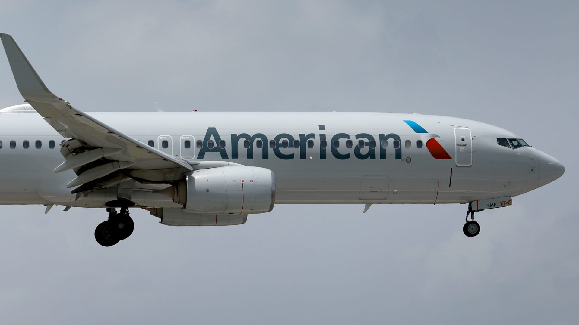 American Airlines keeps frequent flyer status requirements the same