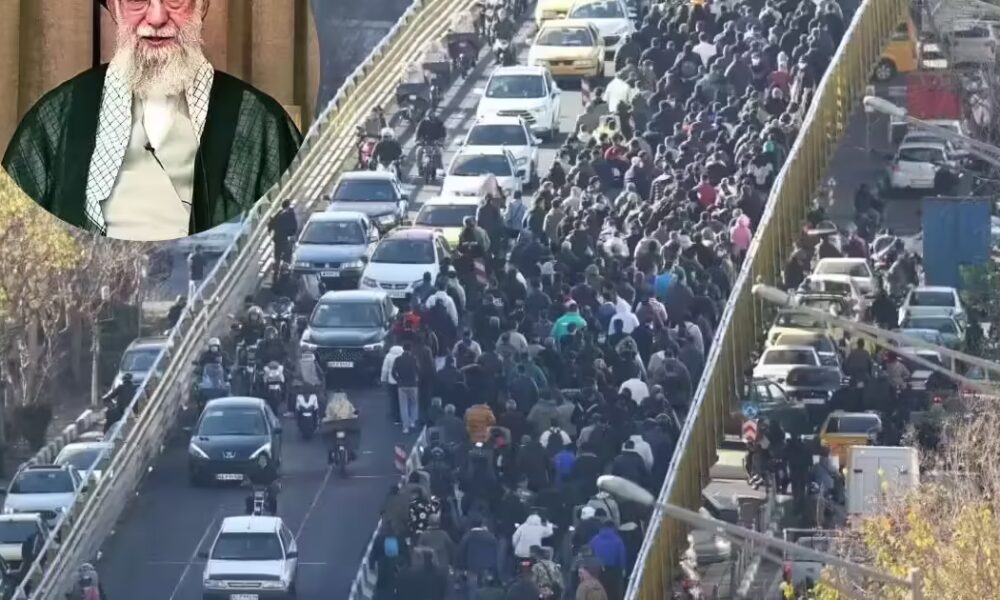 Iran protests: Why thousands of merchants, shop owners and students are protesting across the country