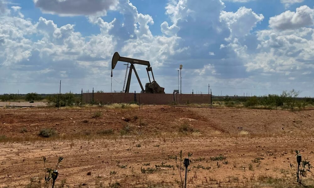 Oil Futures Open Year Lower on Oversupply Concerns