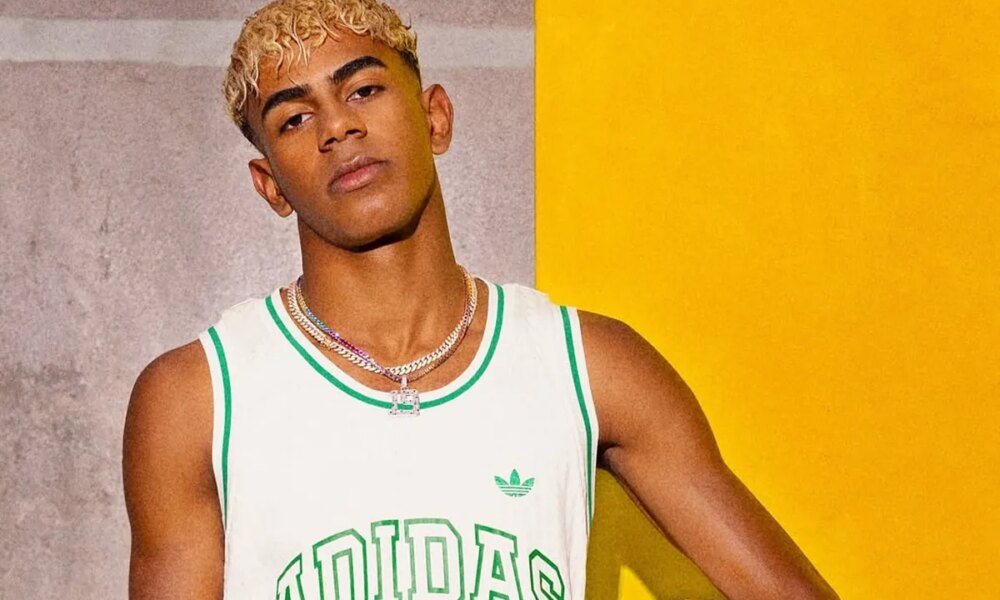 Lamine Yamal stops a child from kissing his feet