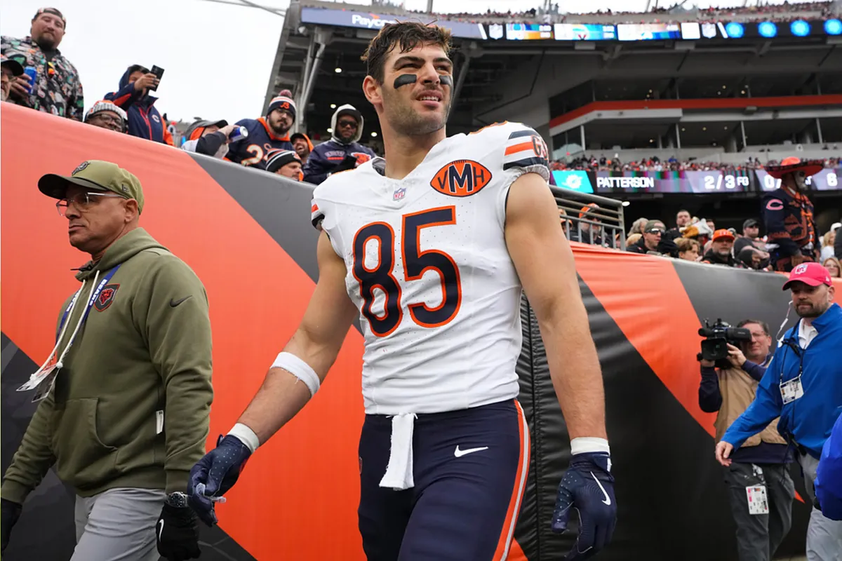 Bears TE Cole Kmet teases sister over Packers loyalty before Wild Card clash