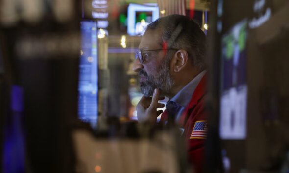 U.S. Stocks End Higher, Gold Hits Record After Prosecutors Launch Powell Probe