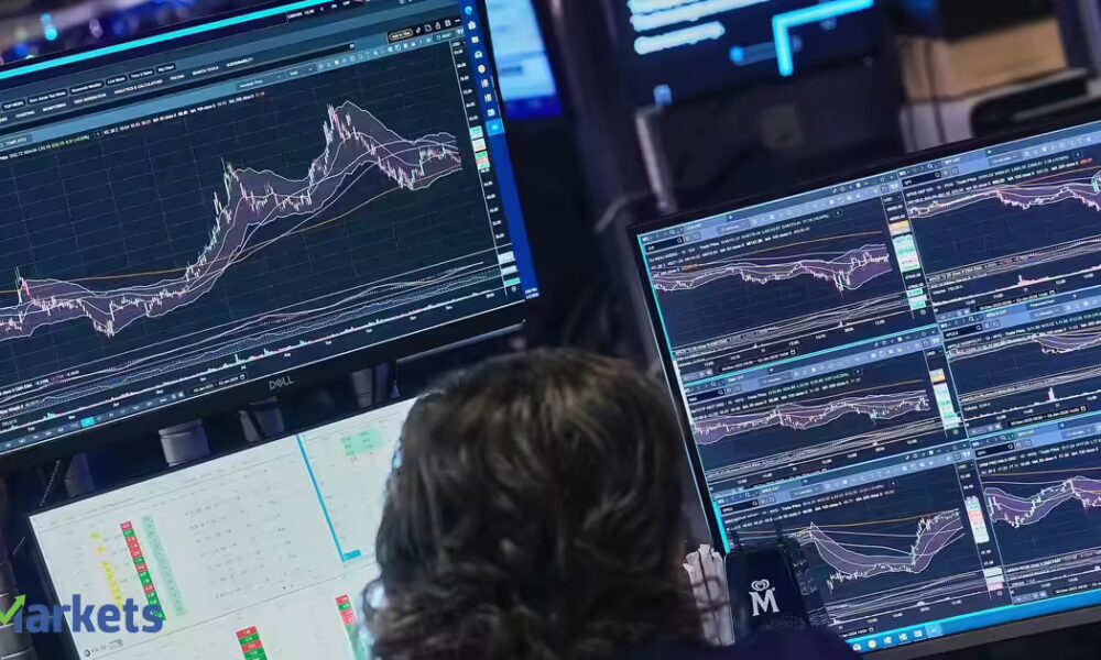 Wall Street ends lower, led by drop in Nasdaq, with tech, banks falling