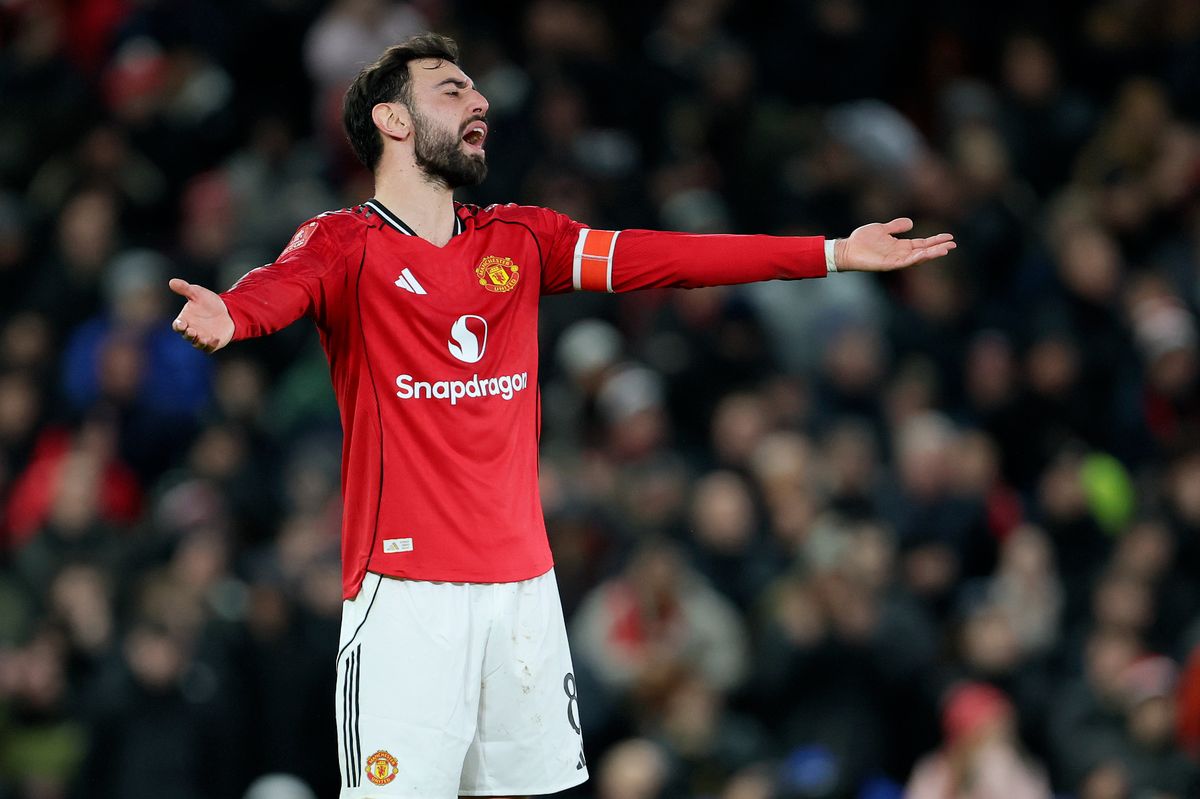 Bruno Fernandes gestures