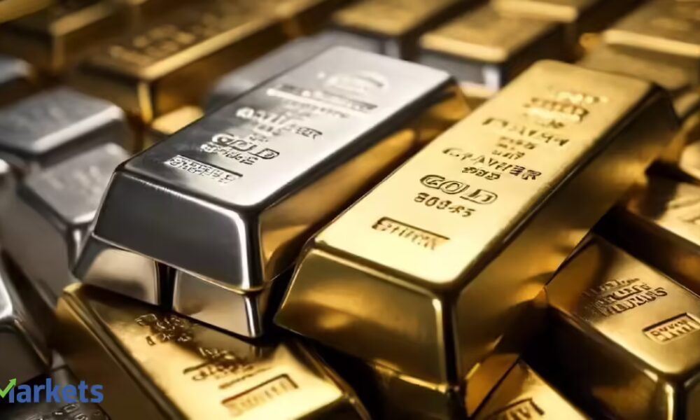 Gold holds near record high as trade war risks sour global sentiment