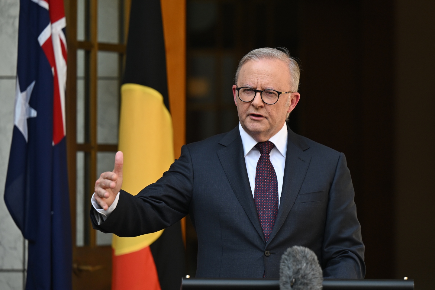 Anthony Albanese backflips, announces royal commission into Bondi massacre