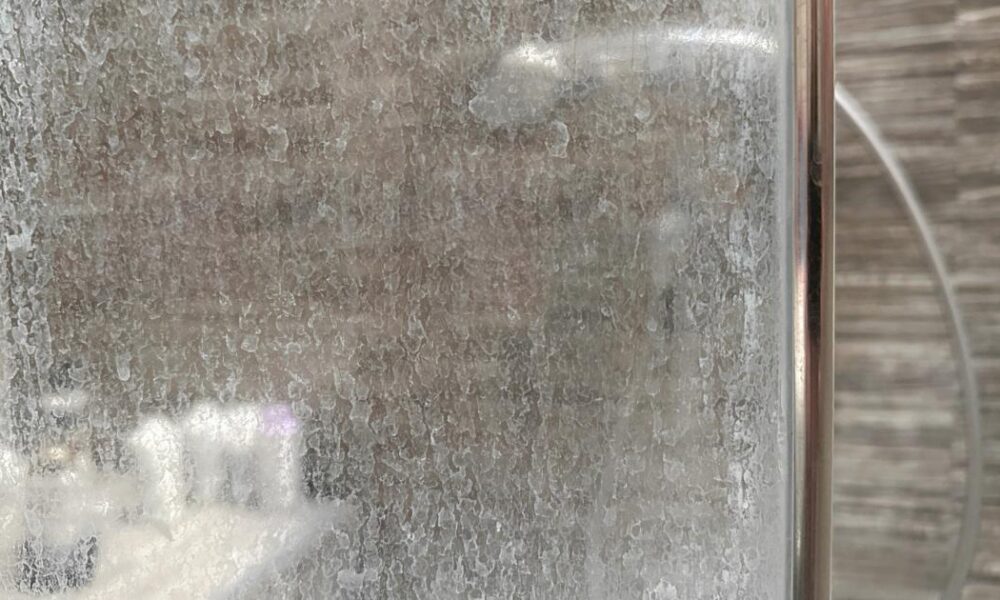 Experts' natural technique to remove soap scum from shower