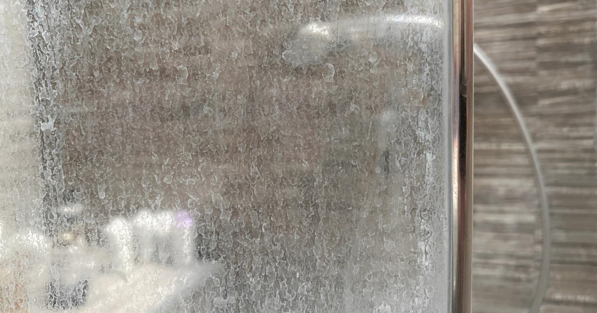 Experts' natural technique to remove soap scum from shower