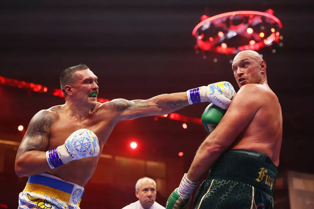 Oleksandr Usyk punches Tyson Fury