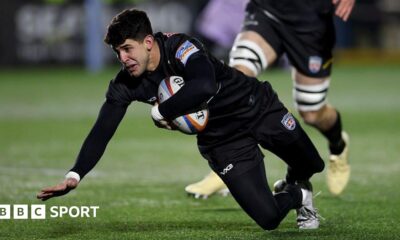 Newcastle's Simon Benitez Cruz scores a try