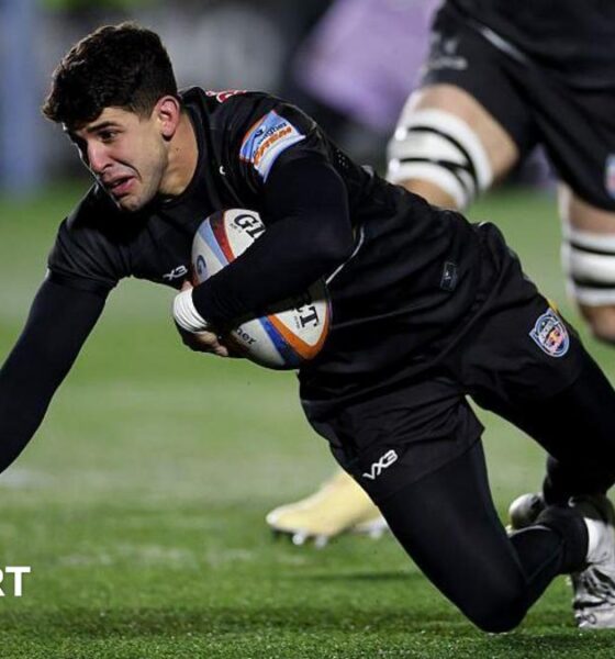 Newcastle's Simon Benitez Cruz scores a try