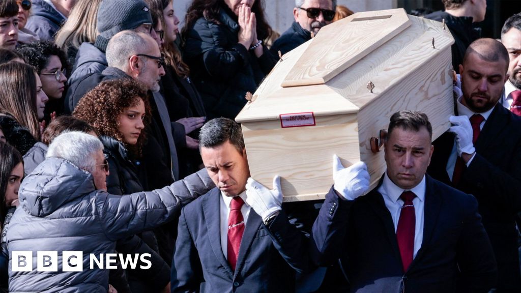 Anger at Swiss ski bar resort at failure to protect people